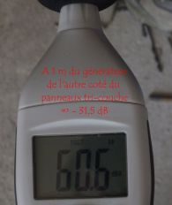 - 31,5 dB à 1 m de la source derrière le panneau